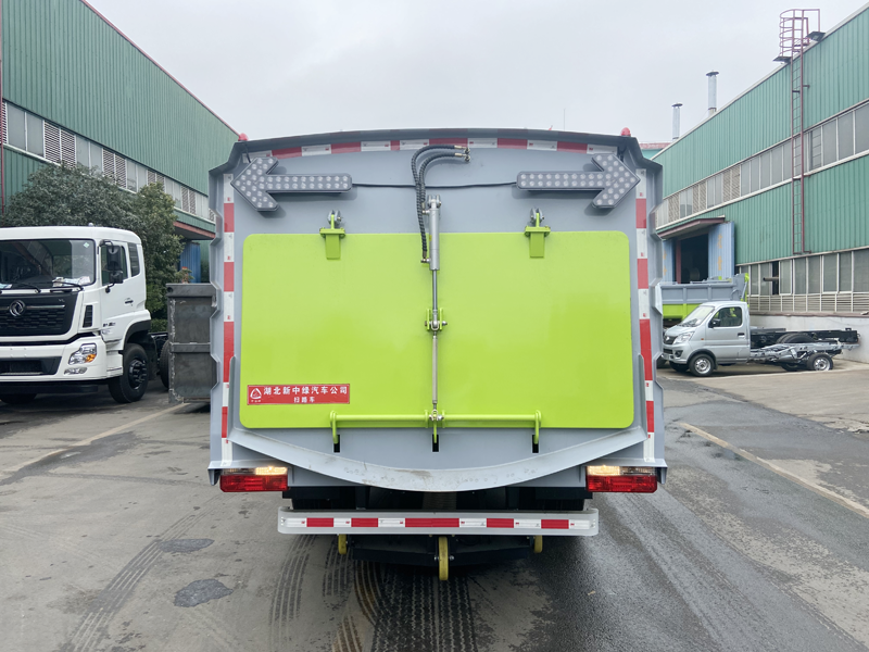 國(guó)六東風(fēng)多利卡掃路車